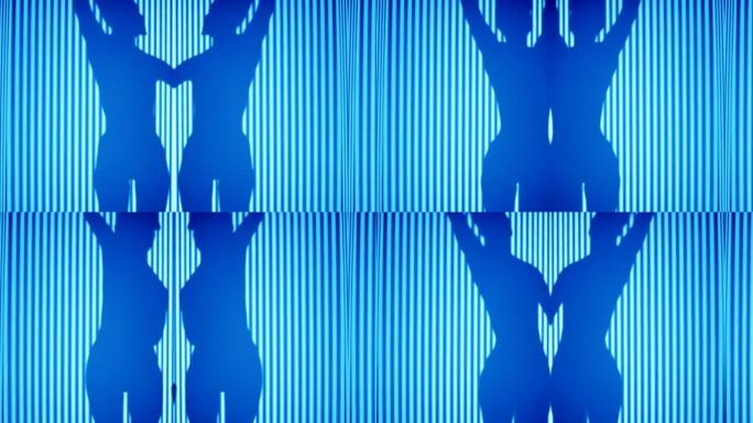 女人在条纹墙背景下在蓝色灯光下移动。(镜面反射)