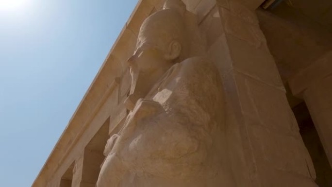 抬头看着哈特谢普苏特神庙的法老王雕塑，慢下来