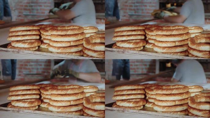 面包店。在前景土耳其百吉饼中，在背景中两个面包师