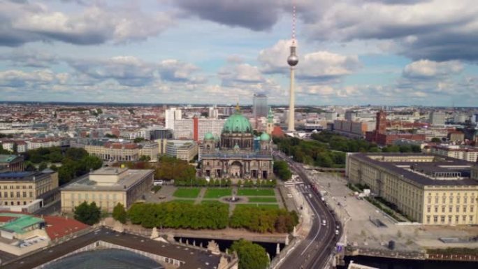 东柏林中心，设有电视塔。柏林美妙的鸟瞰图飞行