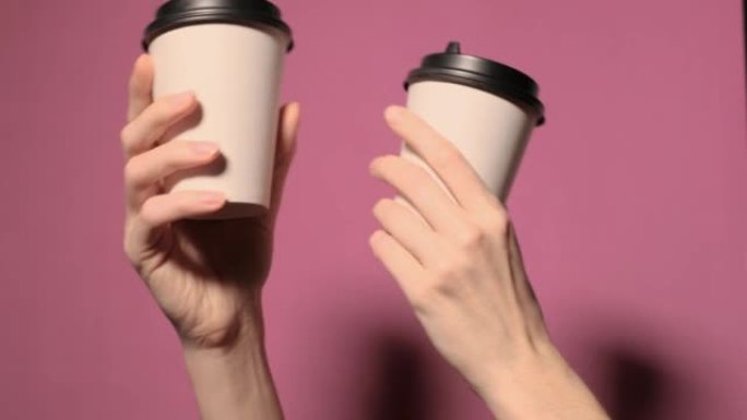 手里拿着一杯咖啡或茶
