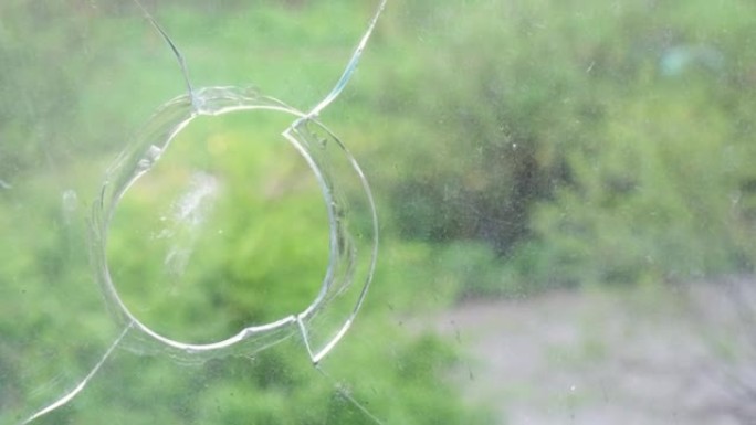窗框碎玻璃的4k视频，特写，玻璃上的孔