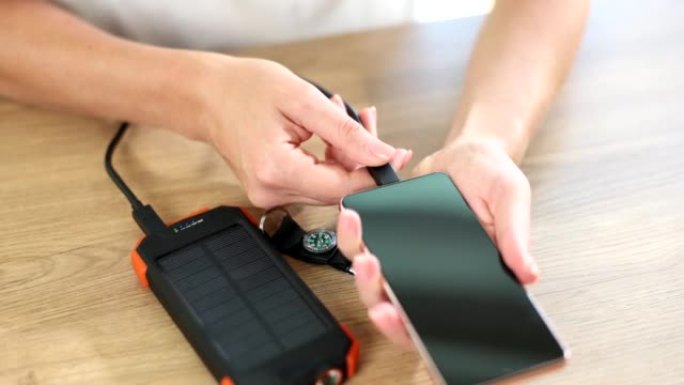 太阳能电池上的充电宝通过usb线为智能手机充电