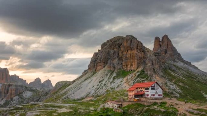 从多比亚科附近的兰德罗山谷 (Valle di Landro) 可以看到，在Tre Cime di 