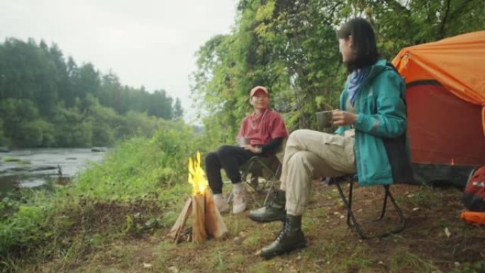 亚洲女性游客在露营地喝茶