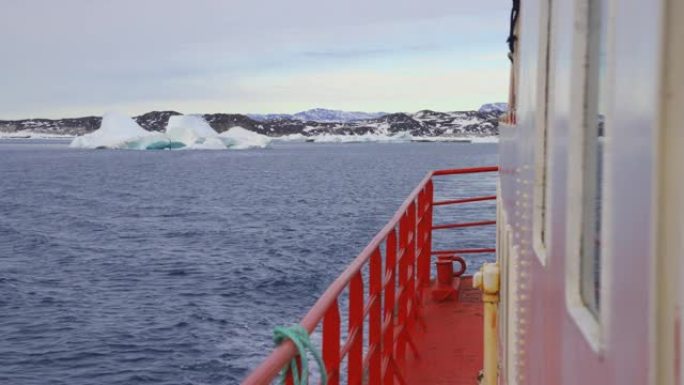 从冰山和格陵兰岛航行的船只