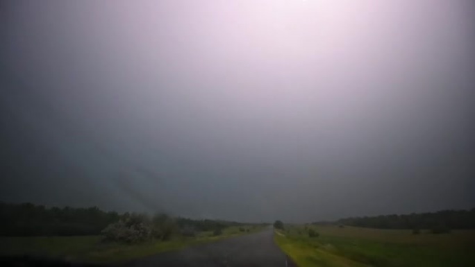 雷雨。循环视频。汽车在大雨和闪电中行驶。