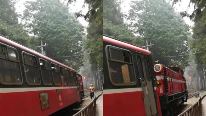 阿里山森林中的红色火车在雾中来临