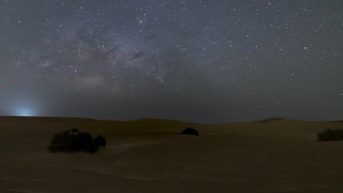 空区沙漠中带有平移和滑动运动相机的银河系4k时间流逝。