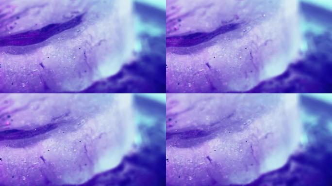 流动液体油漆紫色流体在冰上运行
