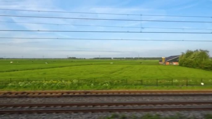 从荷兰的火车上看绿色田野附近的铁路