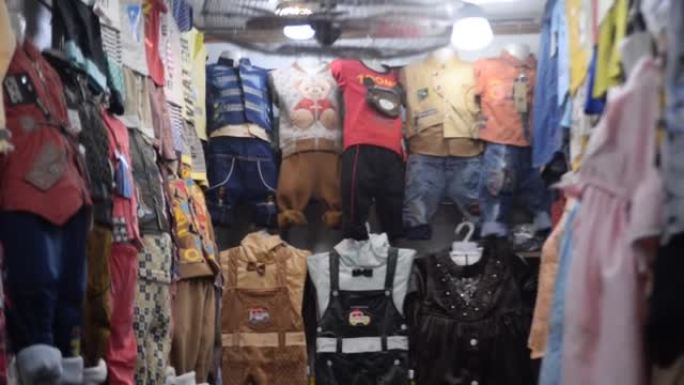 巴基斯坦在拉贾集市市场拉瓦尔品第的商店里出售儿童服装