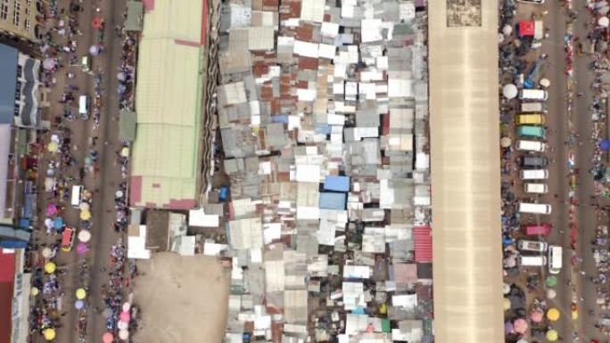 Slam market Kumasi Accra加纳的空中俯视图拍摄，有很多人和建筑物