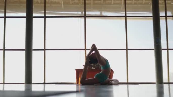 女性练习瑜伽运动以提高背部柔韧性-宽幅投篮
