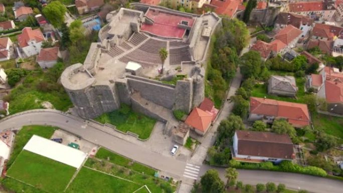 在博卡科托湾入口处的沿海城市赫尔切格·诺维 (Herceg Novi) 中心的坎利·库拉要塞或血腥塔