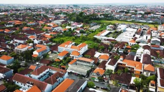 鸟瞰印度尼西亚巴厘岛登巴萨市的房屋和绿化