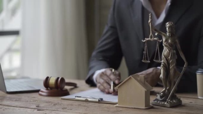 法庭上的男法官坐在木桌上，男顾问或律师在办公室工作。法律、建议和正义概念，旁边有笔记本电脑和不公正之