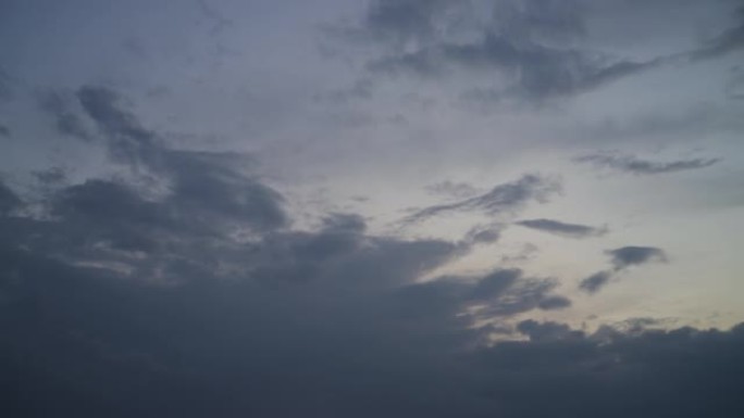 日落后天空中的云