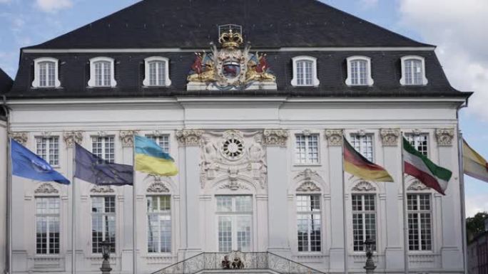 旗帜在德国波恩的老市政厅前挥舞。它是由皇家法院的建筑师迈克尔·莱维利 (Michael Leveil