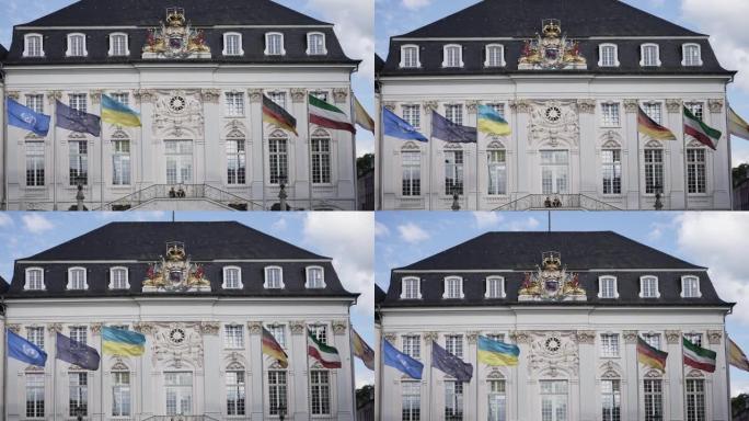 旗帜在德国波恩的老市政厅前挥舞。它是由皇家法院的建筑师迈克尔·莱维利 (Michael Leveil