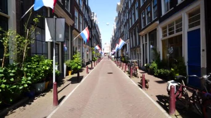 阿姆斯特丹和荷兰国旗的建筑。荷兰阿姆斯特丹美丽的街道，有典型的荷兰房屋。荷兰的旧中心区和传统建筑。阿