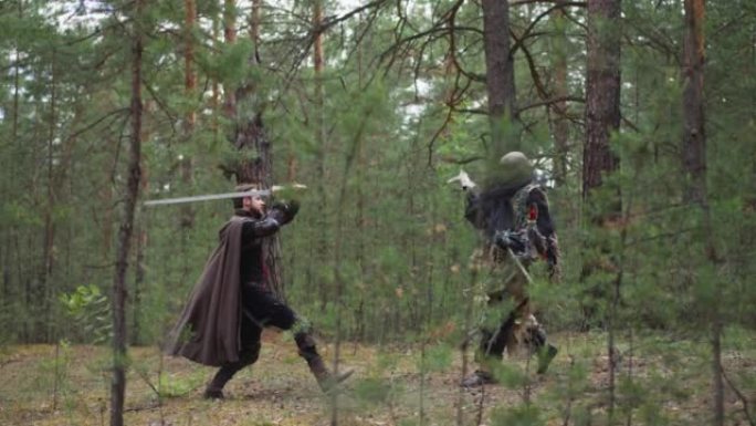 骑士在森林中战斗怪物，角色扮演游戏