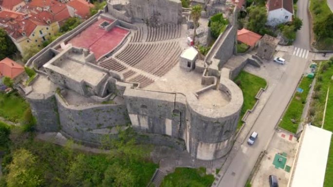 在博卡科托湾入口处的沿海城市赫尔切格·诺维 (Herceg Novi) 中心的坎利·库拉要塞或血腥塔