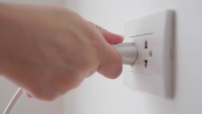 关闭手将电源线插入插座以节省能源，降低能源效率