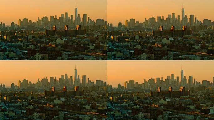 日落前的傍晚，可欣赏曼哈顿市中心和自由塔的远程景色。布鲁克林住宅区的远处景色。具有平移-向后摄像机运