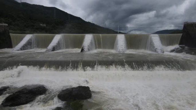 阴天的小水坝在下雨后排放洪水