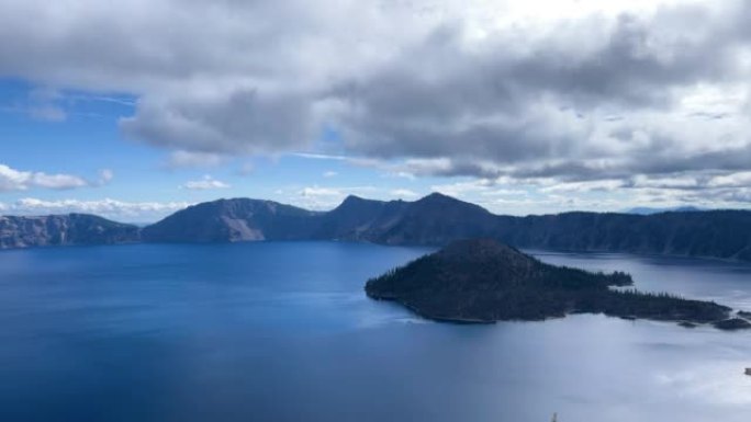 俄勒冈州火山口湖上方移动的云层的时间流逝