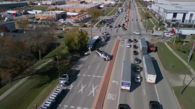 卡车倾覆阻塞交通的道路交通事故的空中无人机视图。内珀维尔。伊尔。美国，2022年11月15日。