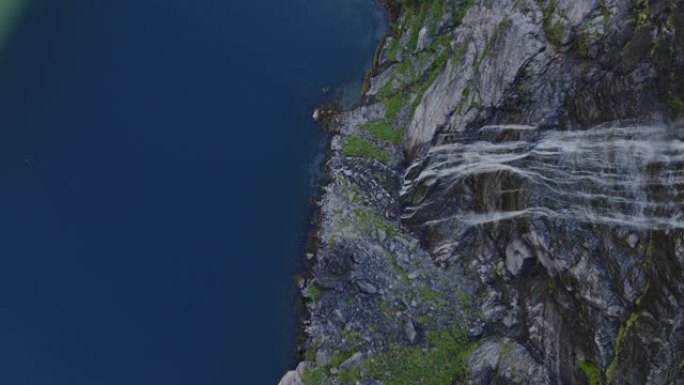 挪威山区七姐妹瀑布的鸟瞰图