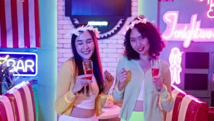 两名亚洲少女在家庭娱乐室举行快乐舞会的4k录像。休闲活动。庆祝圣诞节和新年快乐