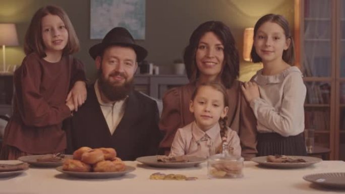 光明节餐桌上犹太五口之家的肖像