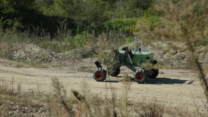 军用拆弹机器人原型在崎岖地形上的测试