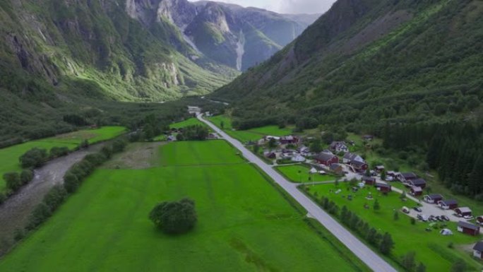 穿越挪威乡村的道路上的汽车风景鸟瞰图