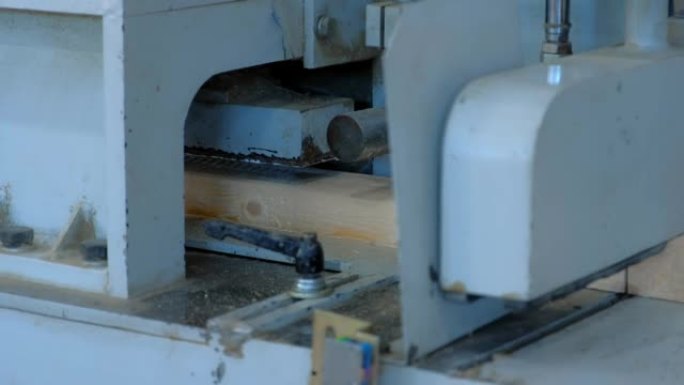 在切割机设备上生产单板层积材。