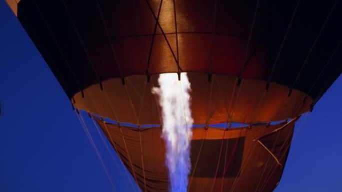 黑暗中热气球中丙烷燃烧器的慢速运动