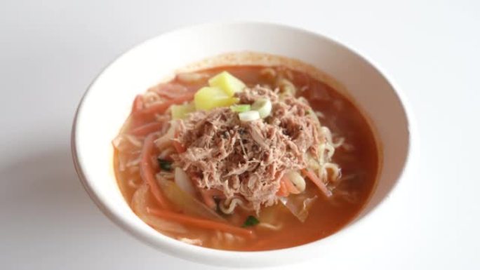 韩国料理，方便面加汤。