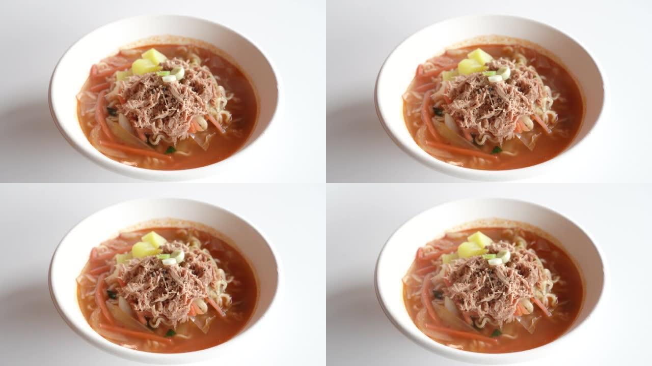 韩国料理，方便面加汤。