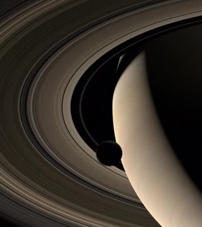 月球围绕土星行星和她在外层空间的环运行。4k垂直