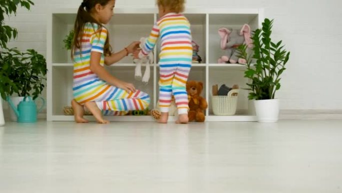 儿童姐姐玩玩具泰迪熊。选择性聚焦。孩子。