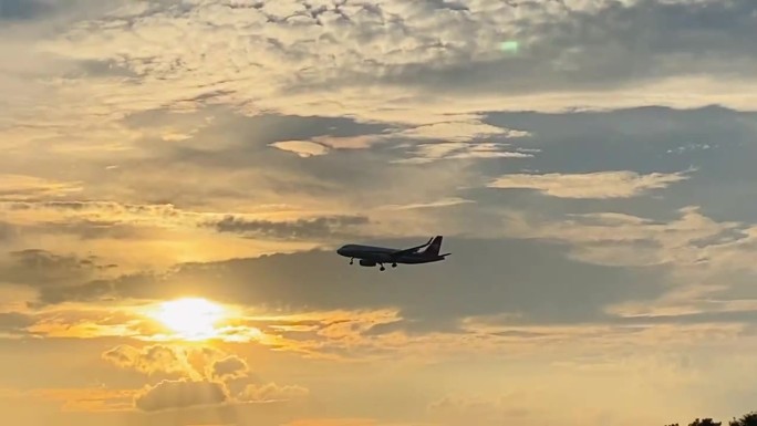 飞机降落  夕阳