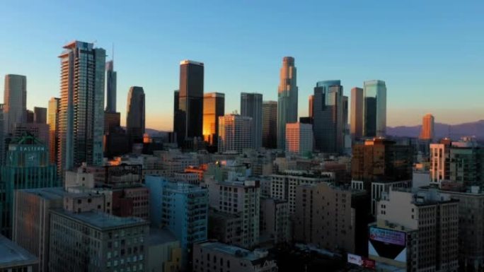 蓝天背景下，加利福尼亚州洛杉矶市中心的无人机镜头