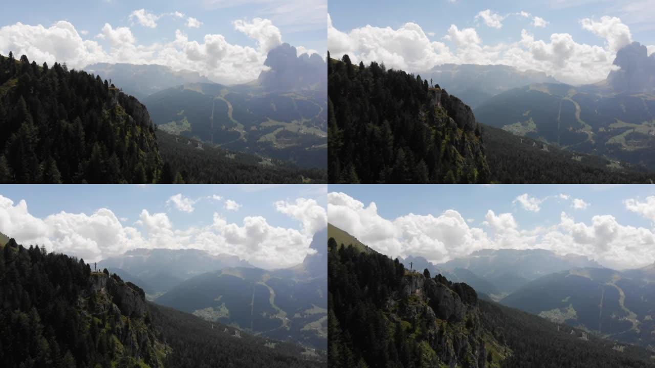蓬松的白云下风景如山的全景。风景如画的意大利白云岩
