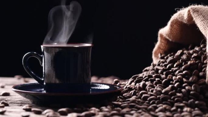 天然蒸汽咖啡烟雾从黑咖啡杯，热饮。特写热咖啡杯，带有逼真的自然蒸汽，带有深色背景上的老式研磨机，4K