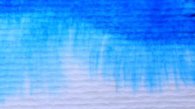 蓝色墨水溅到白色背景上。蓝色画笔水彩蓝色调的宏观拍摄