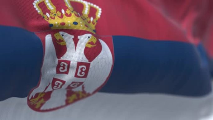 塞尔维亚国旗在风中飘扬的特写镜头
