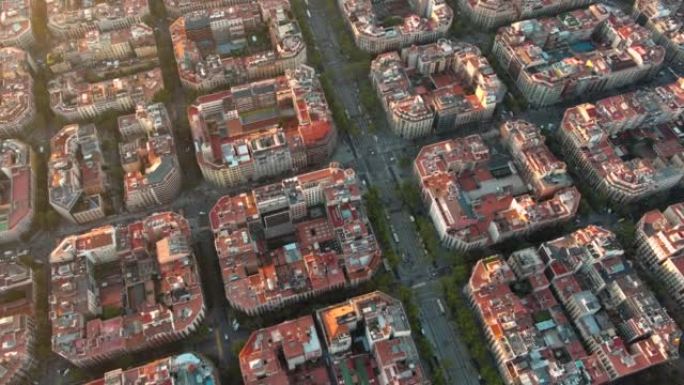 鸟瞰Passeig de Gracia，巴塞罗那的主要大道之一，也是最重要的购物和商业区之一。西班牙